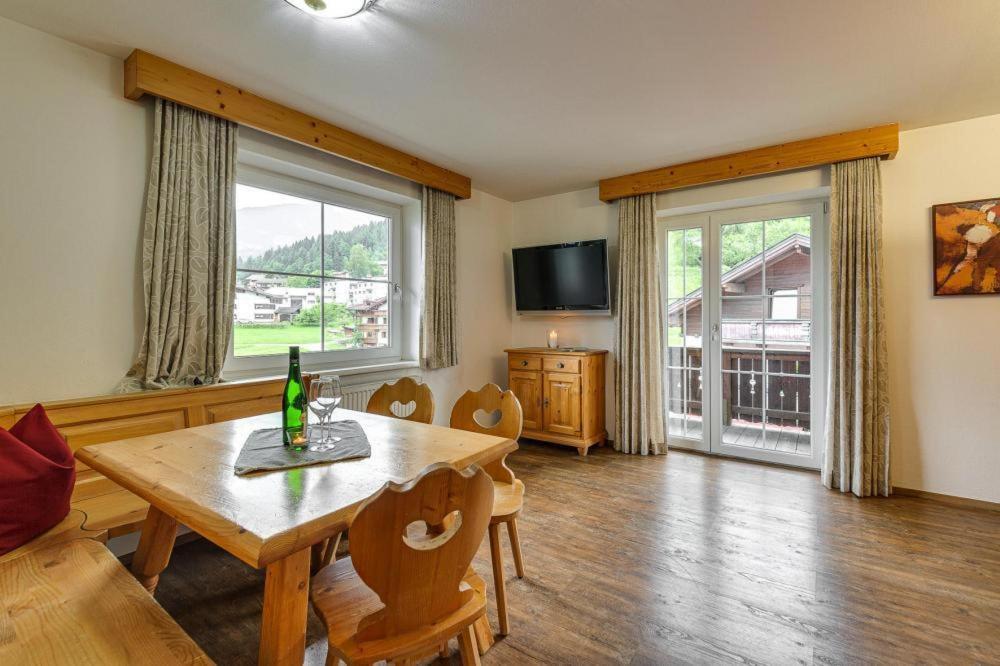 Apartment In Fuegen With A Shared Wellness Екстериор снимка