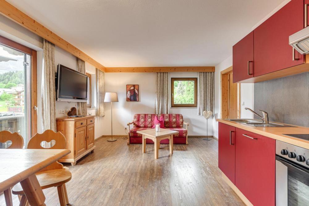 Apartment In Fuegen With A Shared Wellness Екстериор снимка