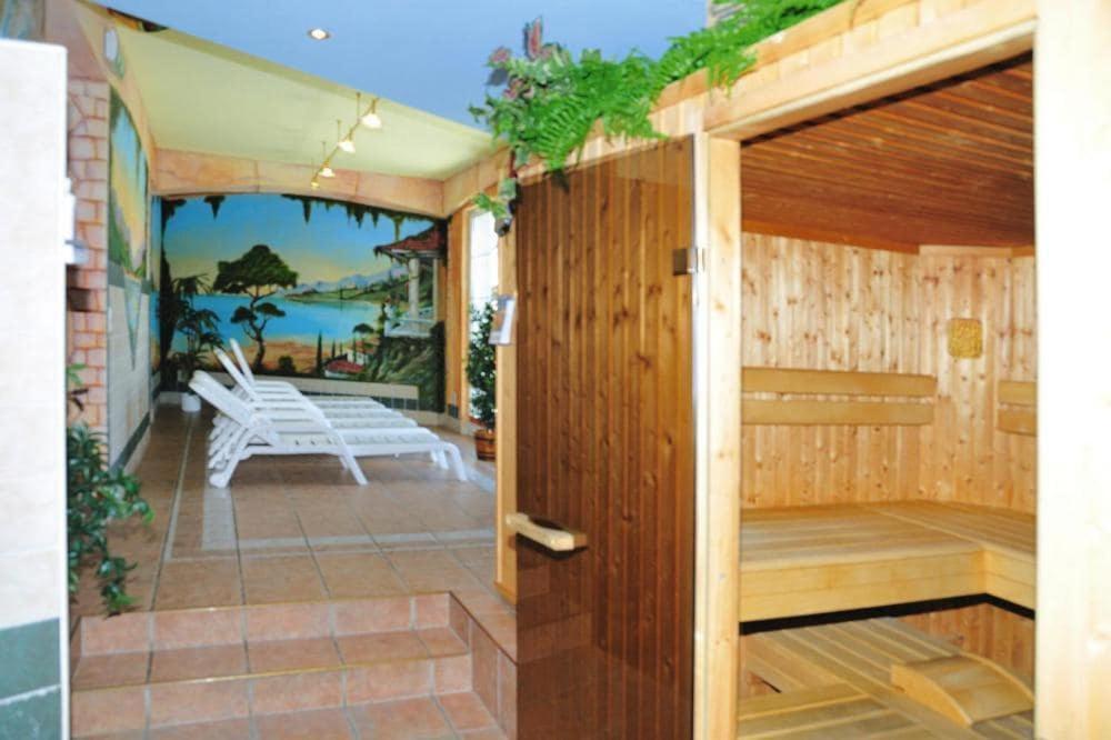 Apartment In Fuegen With A Shared Wellness Екстериор снимка