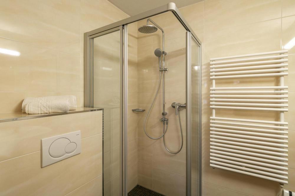 Apartment In Fuegen With A Shared Wellness Екстериор снимка