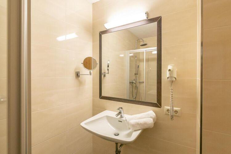 Apartment In Fuegen With A Shared Wellness Екстериор снимка
